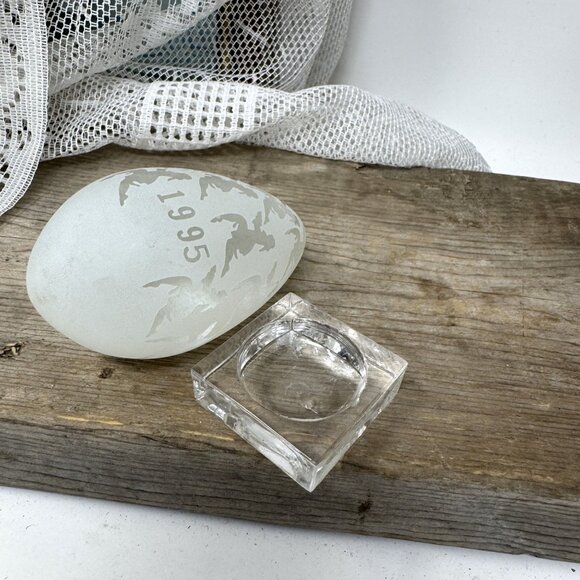 Frosted Art Glass Egg Paperweight 1995 Pilgrim's Egg Collection - Picture 6 of 7